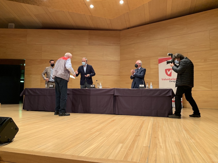 voluntario del ayuntamiento de zaragoza recogiendo un diploma de la mano del alcalde